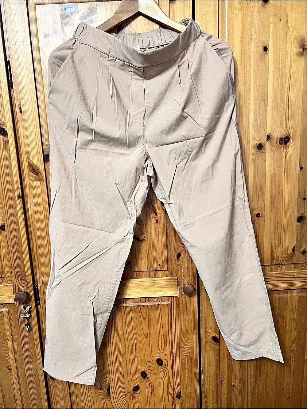 lululemon On the Fly Pant Women's Jogger Pants in light tan color Size 6 Like Ne